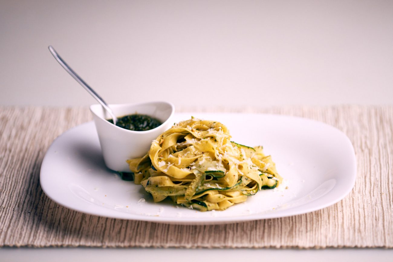 Tagliatelle cu zucchini și sos pesto